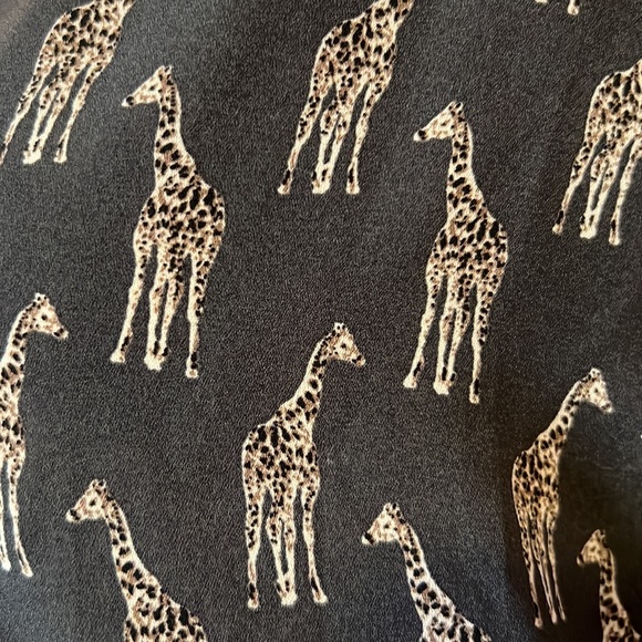 H&M 🦒 Giraffe Print Blouse, lightweight with cute shoulder details & pleats - Picture 2 of 11
